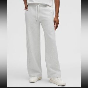 Lululemon Women’s Mid-Rise Wide Leg Scuba Pants. Regular Length. Size Small.